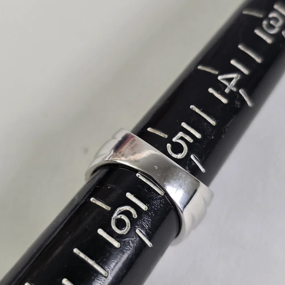 Exquisite Sterling Silver 925 Ring - A True Showstopper